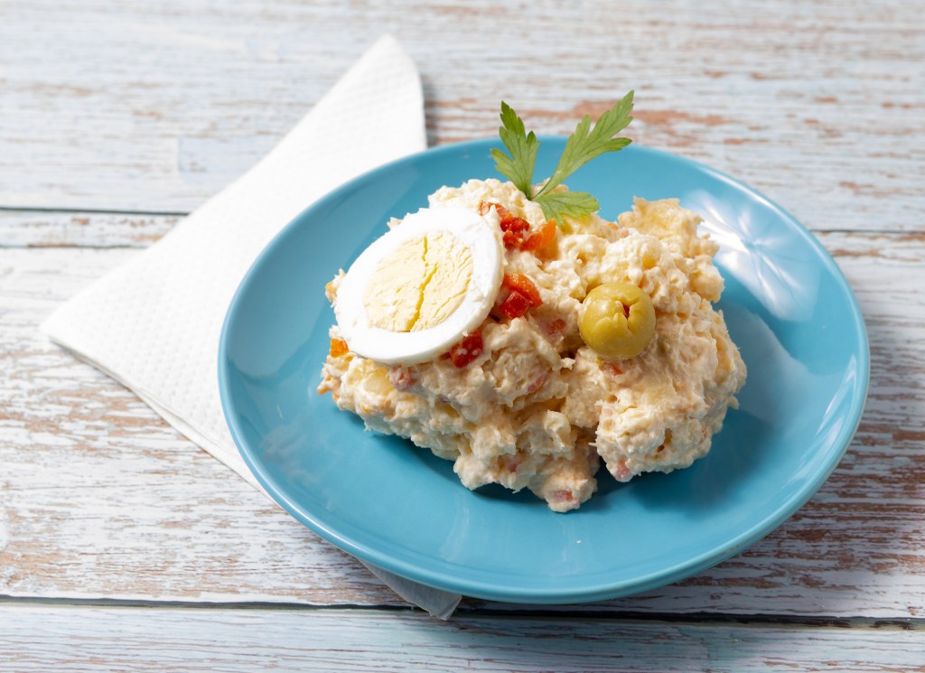 Conservación de la ensaladilla rusa: una nutricionista explica si se guarda en la nevera o en el congelador