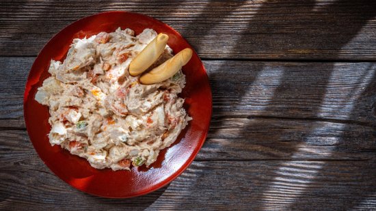 Conservación de la ensaladilla rusa: una nutricionista explica si se guarda en la nevera o en el congelador