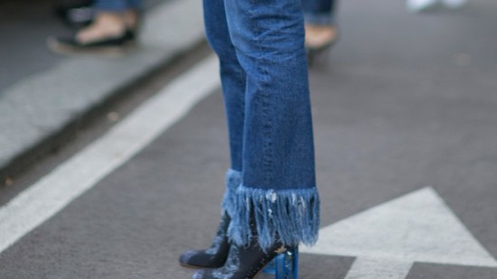 Lo último en denim: ¡flecos!