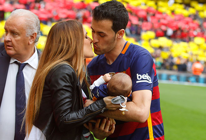 Sergio Busquets, arropado por su mujer y su bebé en el Camp Nou