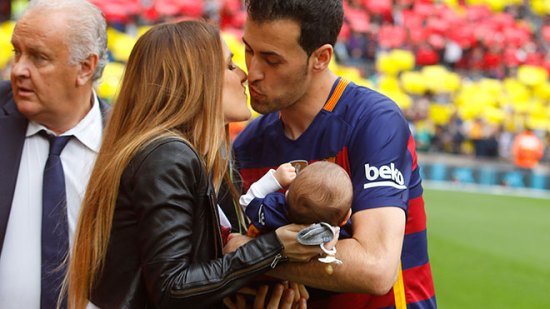 Sergio Busquets, arropado por su mujer y su bebé en el Camp Nou