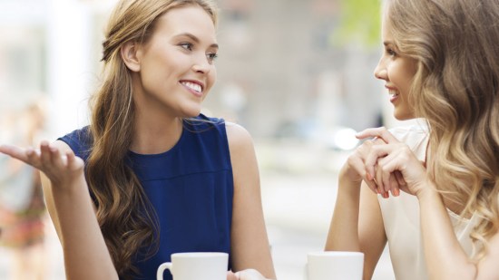 dos mujeres hablando