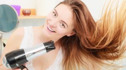 mujer con un secador