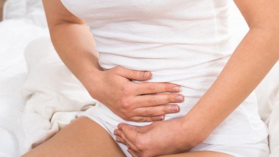 mujer con dolor de tripa