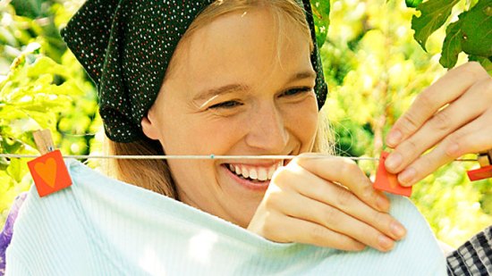 ¿Tu ropa no queda blanca del todo? Prueba con limón y sal