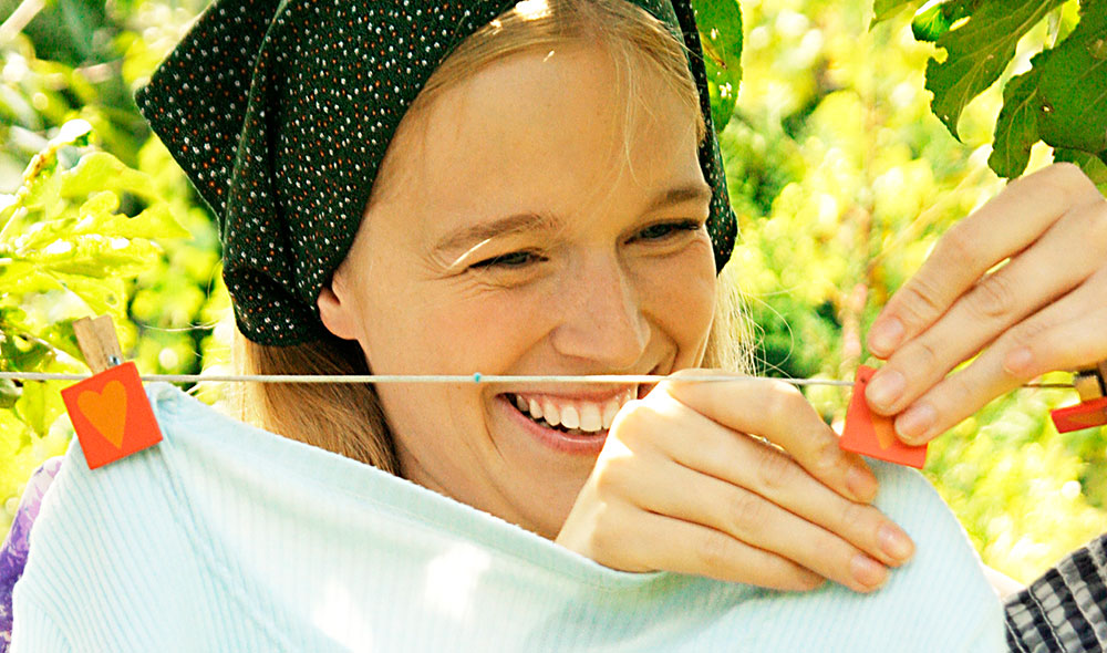 ¿Tu ropa no queda blanca del todo? Prueba con limón y sal