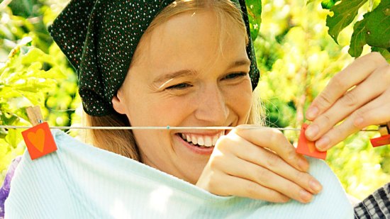 ¿Tu ropa no queda blanca del todo? Prueba con limón y sal