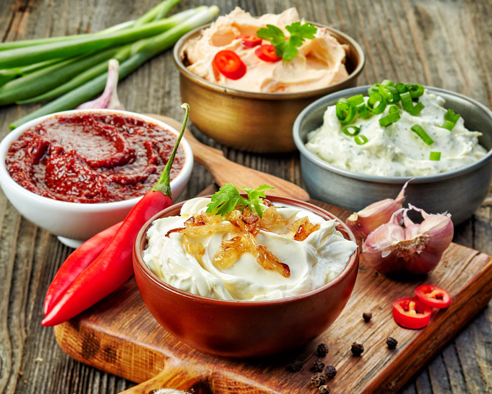 distintas salsas en un cuenco