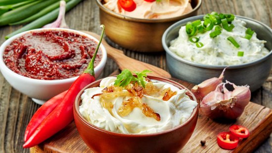 distintas salsas en un cuenco