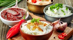 distintas salsas en un cuenco