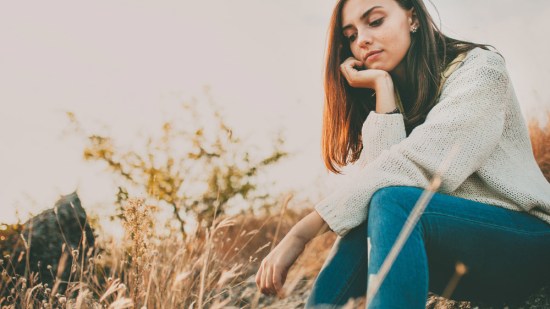 mujer pensativa en el campo