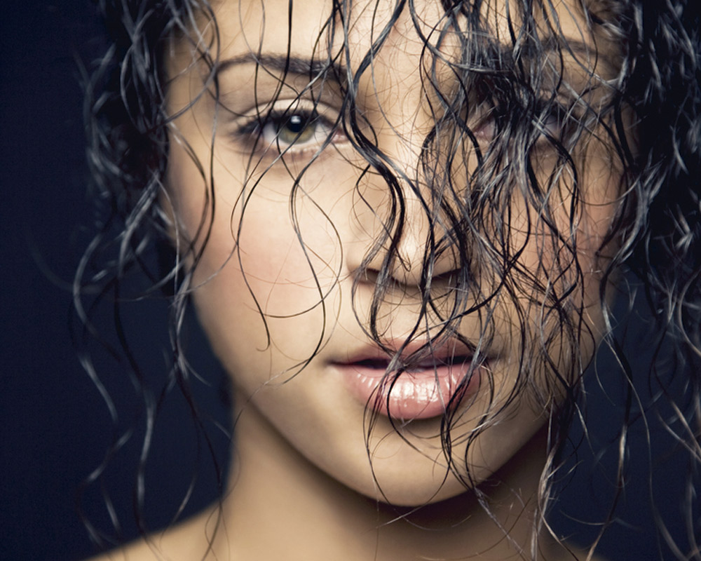 mujer con el pelo ondulado