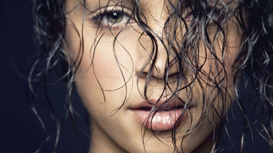 mujer con el pelo ondulado