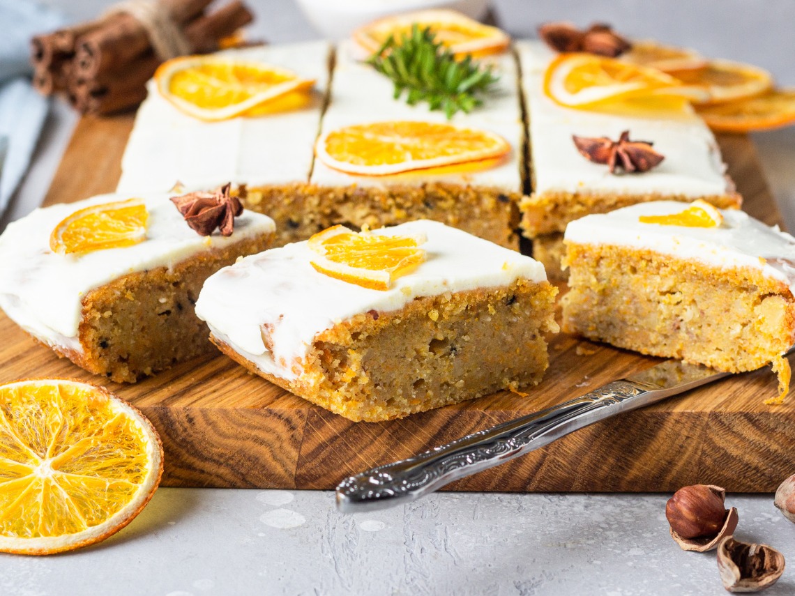 carrot cake con rodajas de naranja