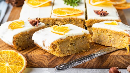 carrot cake con rodajas de naranja