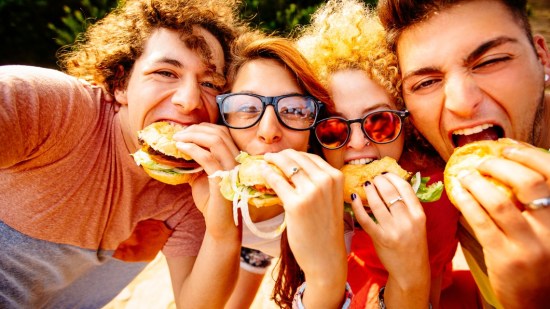selfie de amigos comiendo