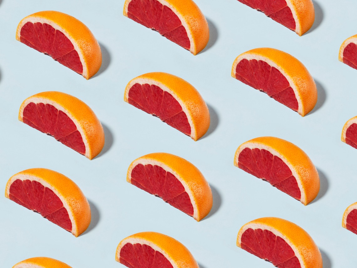 pomelo sobre fondo azul