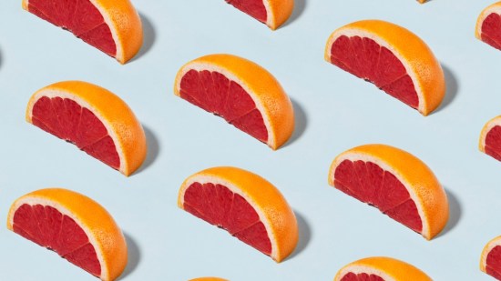 pomelo sobre fondo azul