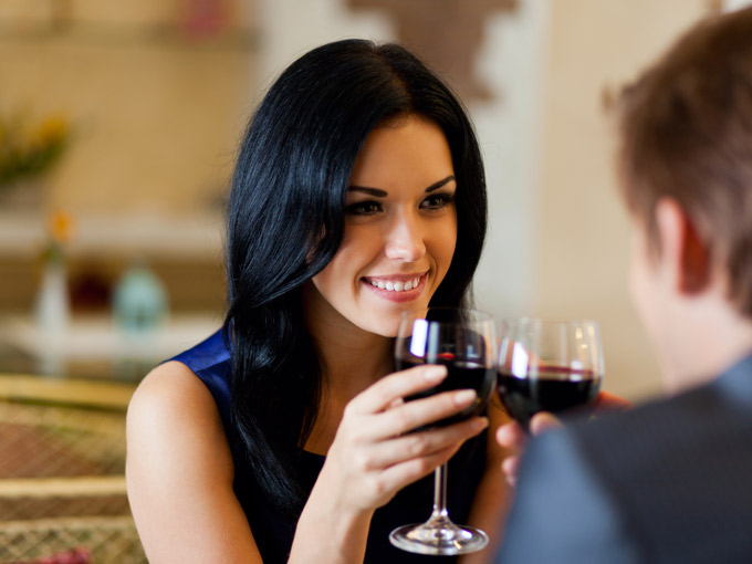 mujer bebiendo una copa de vino
