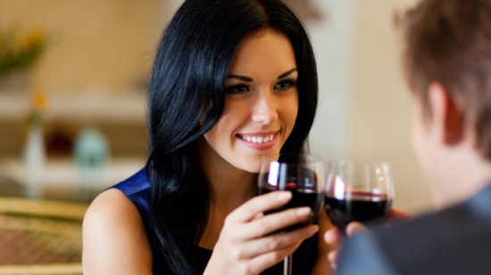 mujer bebiendo una copa de vino