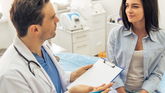 mujer hablando con su médico