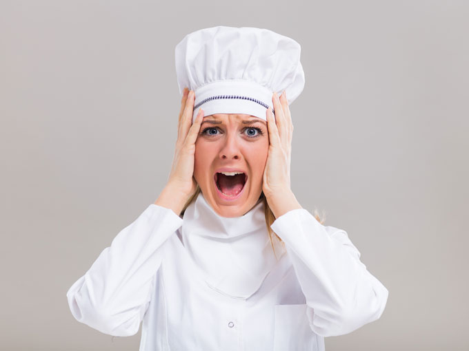 mujer cocinera con fobia