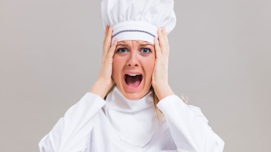 mujer cocinera con fobia