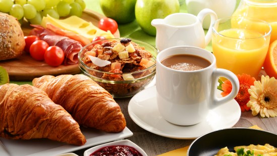 desayuno encima de una mesa