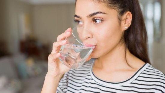 13 beneficios de beber agua caliente