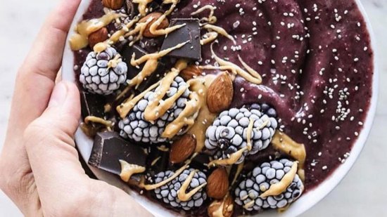Acai bowl endulzado con mantequilla de cacahuete