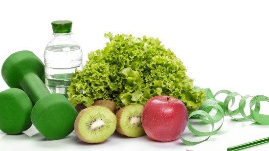 bodegon con pesas, agua y frutas