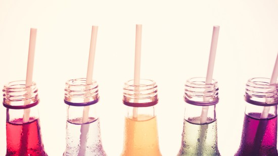 botellas de refresco con pajita