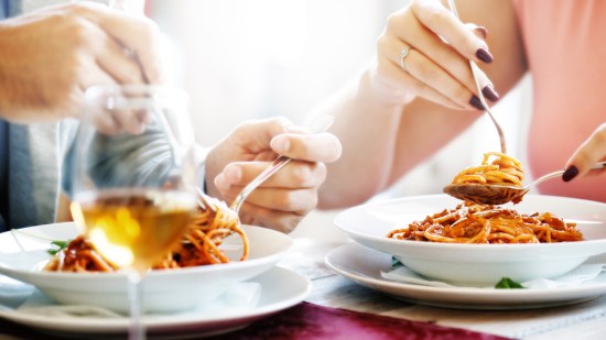 pareja comiendo pasta