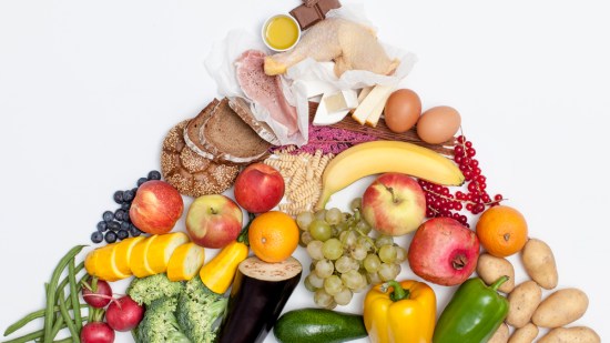 piramide con diferentes alimentos