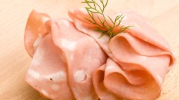 Mortadela enrollada en ganchitos