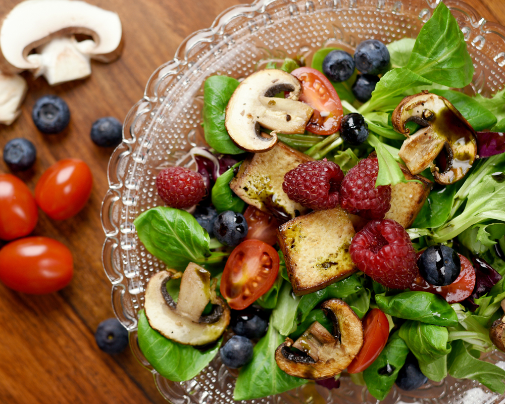 Ensalada con setas y frutos rojos