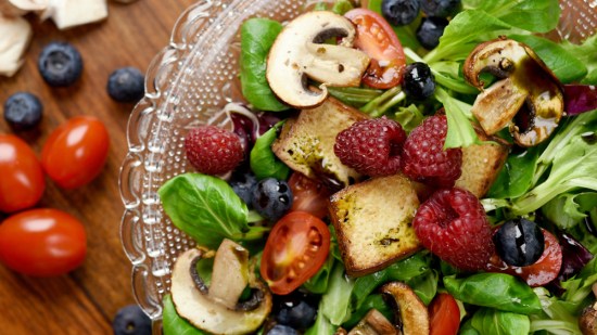 Ensalada con setas y frutos rojos