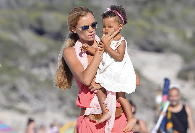 Esther Cañadas, de top internacional a mamá real