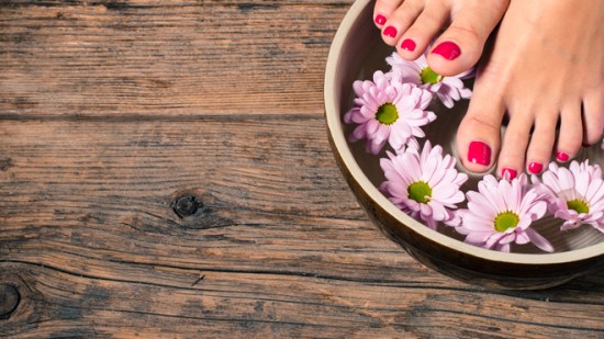 ¿Cómo hacer una pedicura en casa?
