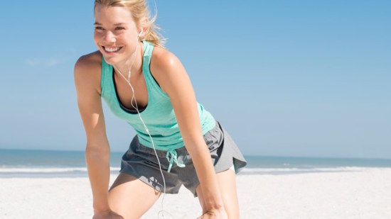 5 deportes quemagrasas para hacer en la playa