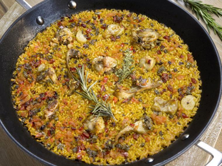 Arroz con conejo, pimiento y especias