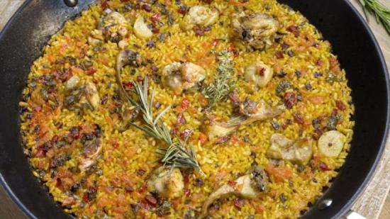 Arroz con conejo, pimiento y especias