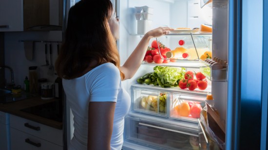 Guardar juntos en la nevera alimentos crudos y cocinados