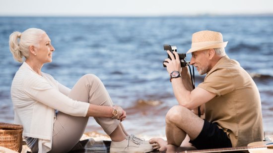 Personas mayores en la playa