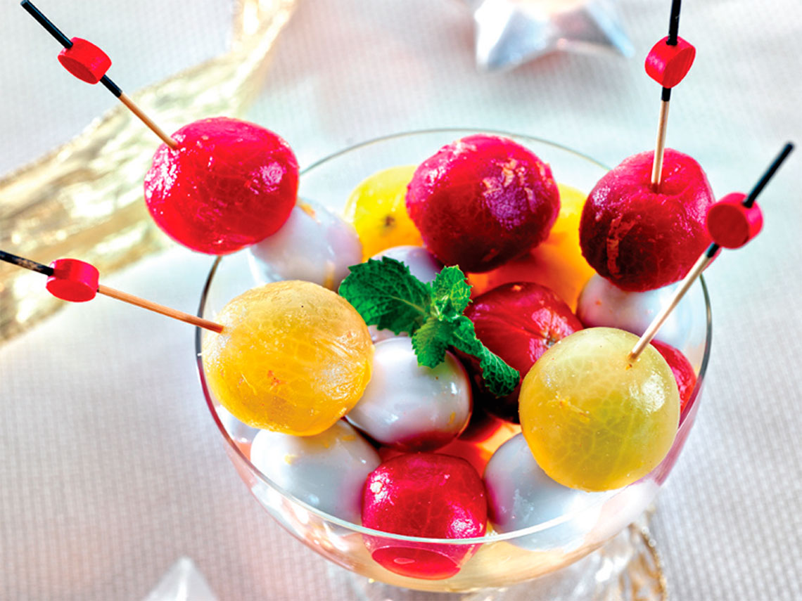 Brochetas de tomatitos y huevos de codorniz con vinagreta de vodka