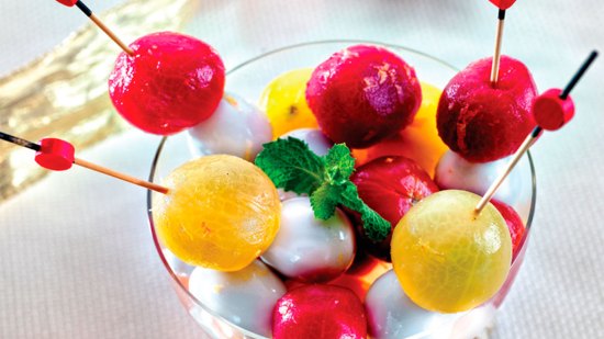 Brochetas de tomatitos y huevos de codorniz con vinagreta de vodka