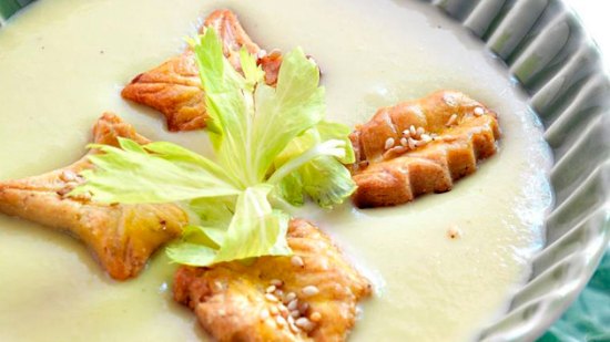 Crema de apio y puerro con galletas de sésamo