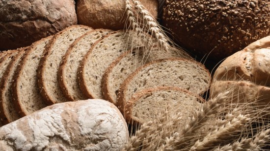 panes variados sobre una mesa