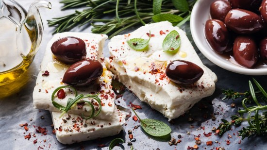 queso feta y aceitunas negras