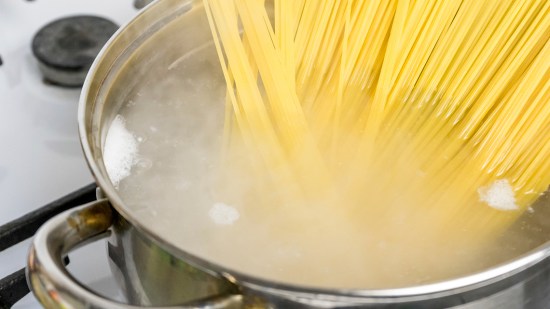 Olla de agua con pasta